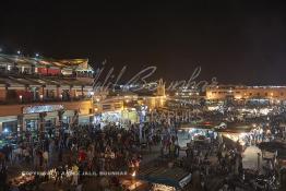 Image du Maroc Professionnelle de  Le soir la foule envahi la bouillonnante Place Jemaa El Fana qui se métamorphose en un gigantesque marché en plein air grâce aux nombreux marchants ambulants, stands et gargotes qui s'y installent sur ce lieu mythique au centre de la médina de Marrakech, le 19 Décembre 2013. A gauche le fameux Café de France. (Photo / Abdeljalil Bounhar)

 